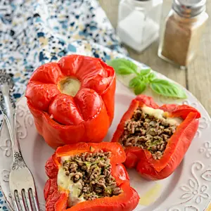 Gefüllte Paprika mit Hackfleisch und Zucchini
