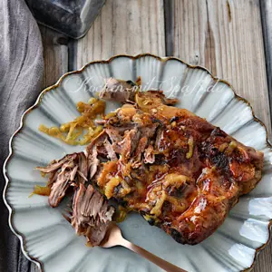 Rippchen mit Zwiebeln aus dem Ofen