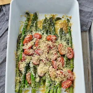 Ofenspargel mit Tomaten und Parmesan