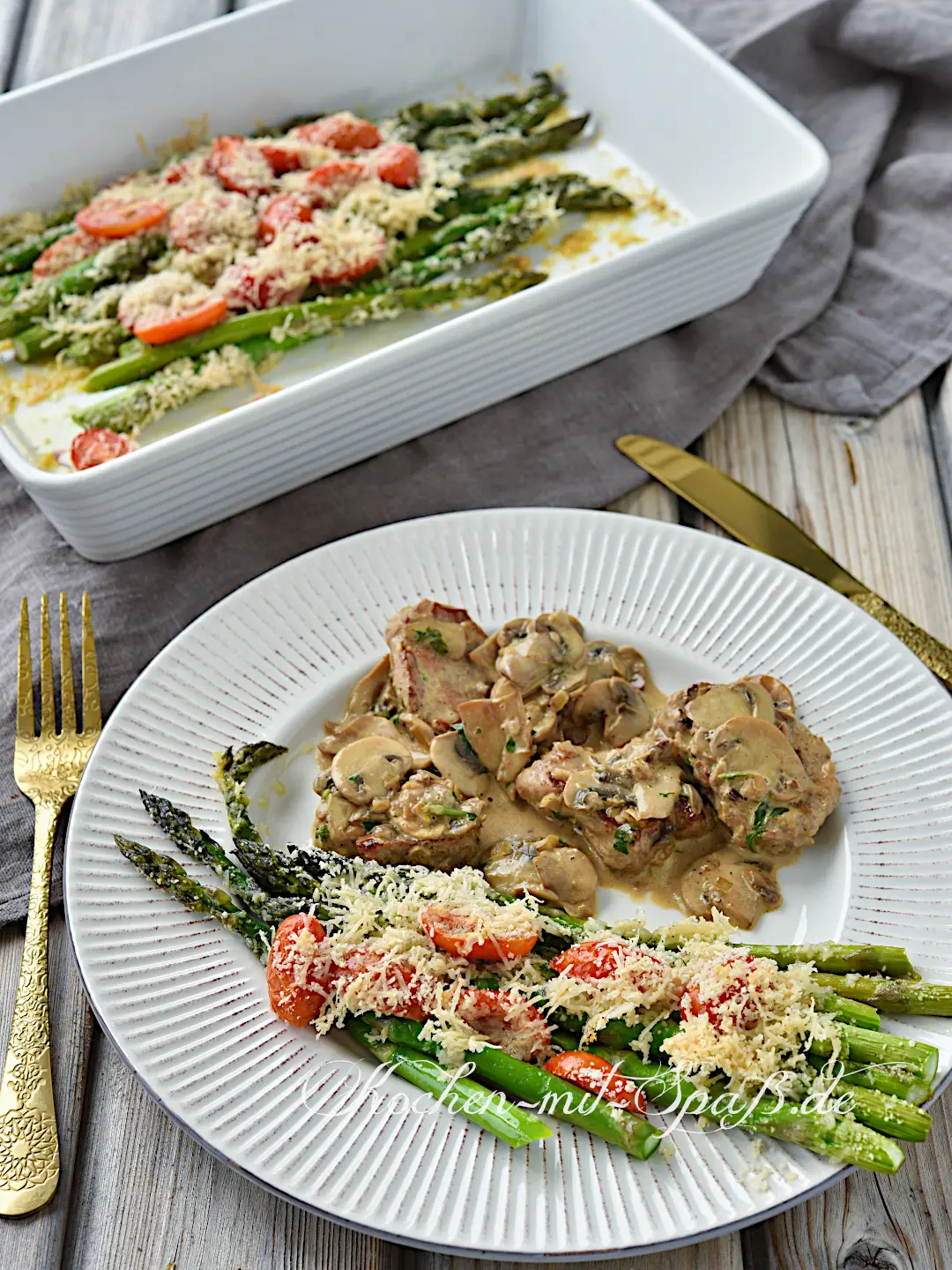 Ofenspargel mit Tomaten und Parmesan