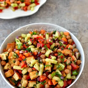 Kichererbsen-Salat mit Halloumi