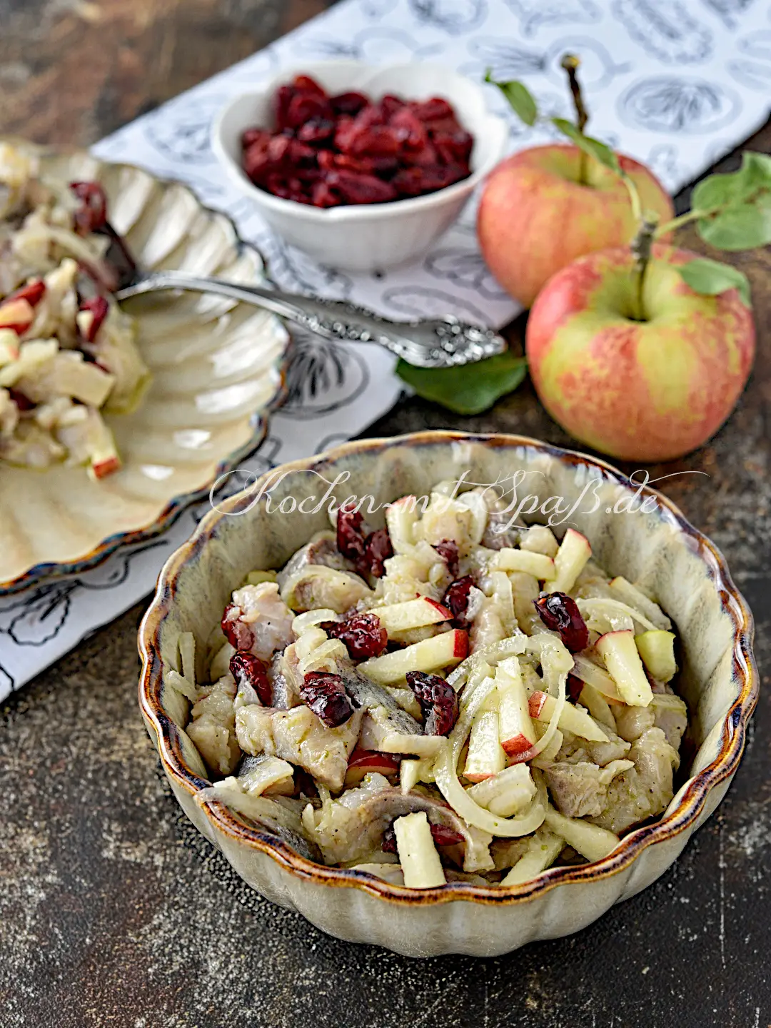 Matjessalat mit Cranberrys, Apfel und Zwiebeln