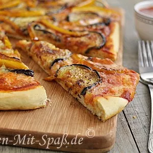 Pizza mit Aubergine und Paprika